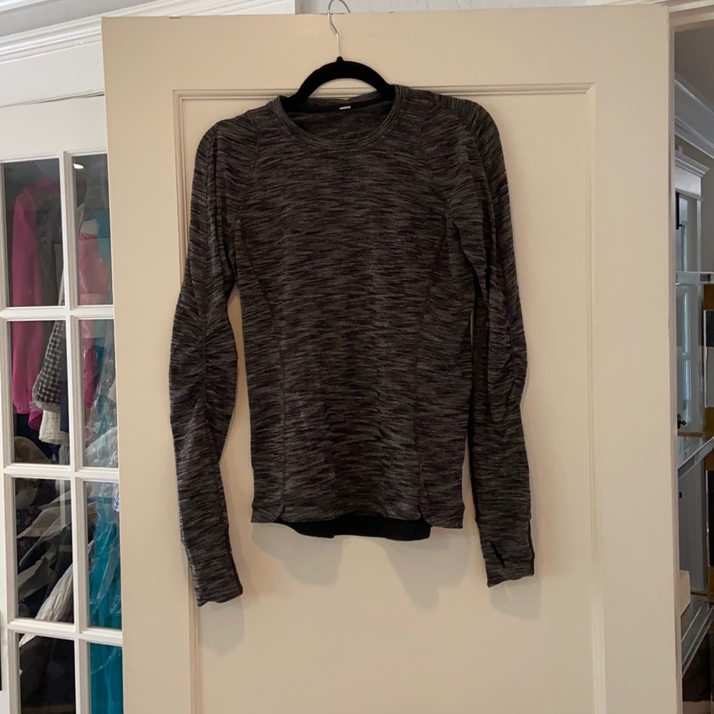 Black lululemon long sleeve top w hand holes